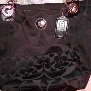 Very cute black med size Coach shoulder bag
